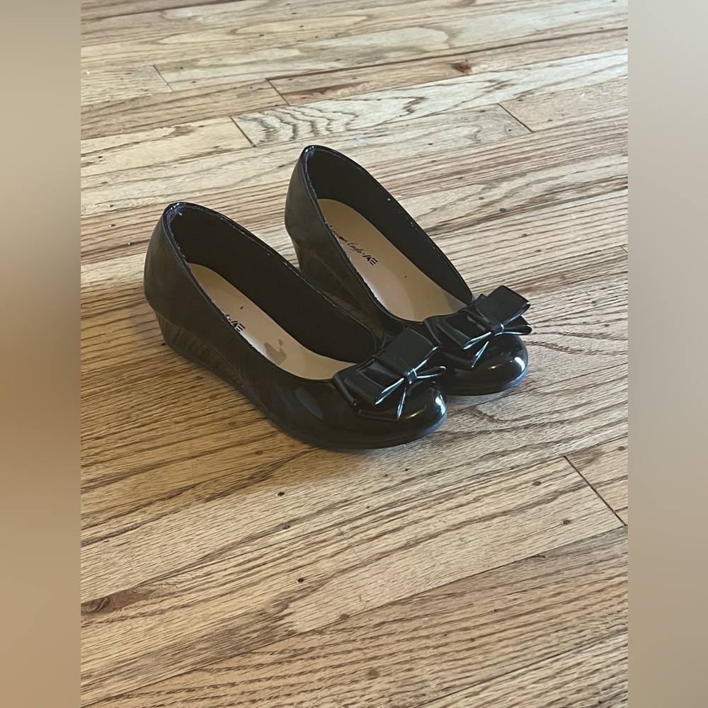 Little girls sz 10.5 American Eagle black dress shoes with bow